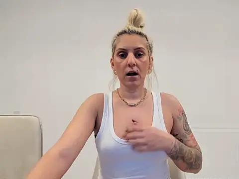 Snapshot of EvelynEvyyy chatting on February 5, 2026, 6:09 am EvelynEvyyy online show from February 5, 2026, 6:09 am