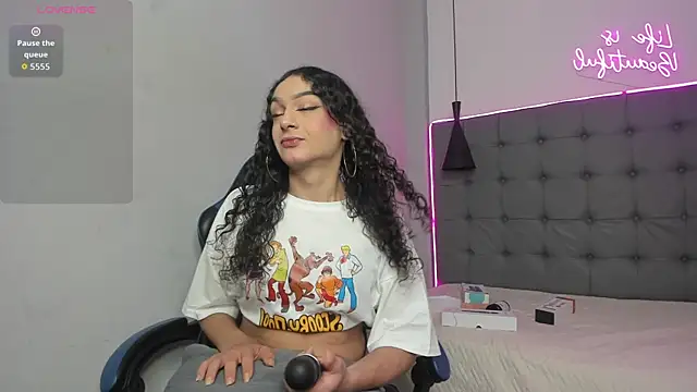 scarletcherry18 online show from April 14, 2026, 3:55 am