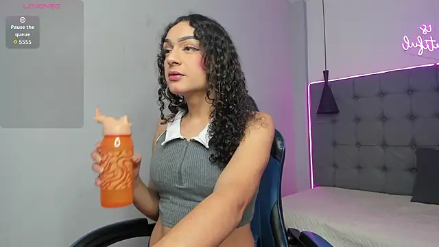 scarletcherry18 online show from April 16, 2026, 4:02 am