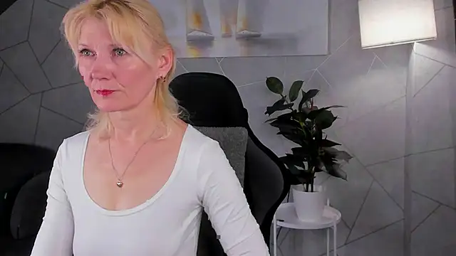Julie Lucas online show from May 21, 2026, 12:19 am