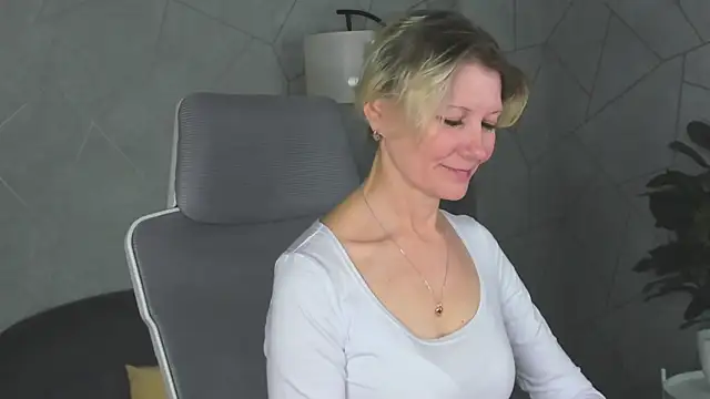 Julie Lucas online show from March 16, 2026, 12:51 am