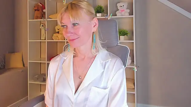 Julie Lucas online show from April 15, 2026, 12:38 am