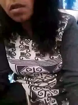 Snapshot of yaminicamms chatting on January 14, 2026, 4:21 pm yaminicamms online show from January 14, 2026, 4:21 pm