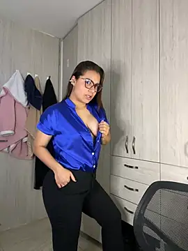 Snapshot of Pretty__Milf chatting on June 4, 2026, 1:16 pm Pretty Milf online show from June 4, 2026, 1:16 pm