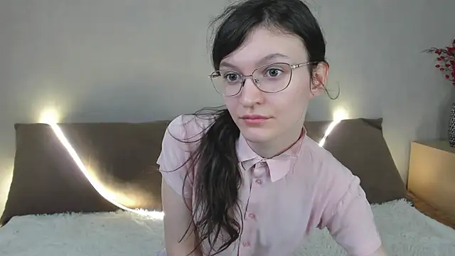 ThoraMarola online show from March 19, 2026, 5:18 am