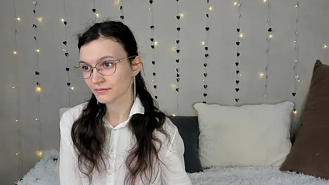 ThoraMarola online show from February 17, 2026, 5:05 am