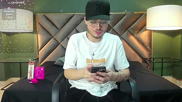 Snapshot of Salvattore_Muller chatting on February 25, 2026, 11:32 am Salvattore Muller online show from February 25, 2026, 11:32 am