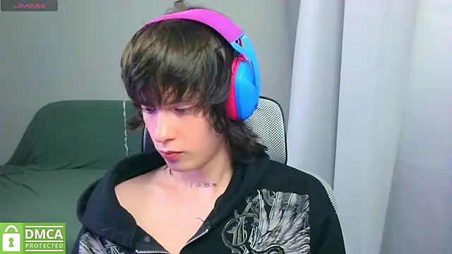 LeonBoykisser online show from July 20, 2026, 4:53 pm