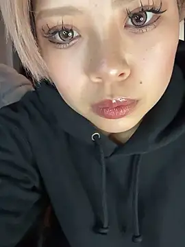 BADBITCHISAKI online show from April 19, 2026, 1:34 pm