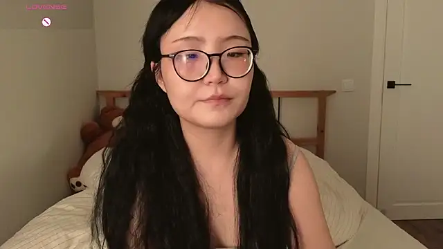 nullgirl online show from May 12, 2026, 11:55 pm
