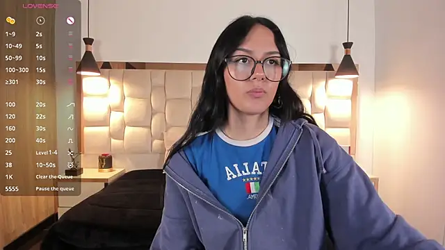 NiccolleHall online show from February 16, 2026, 1:43 pm