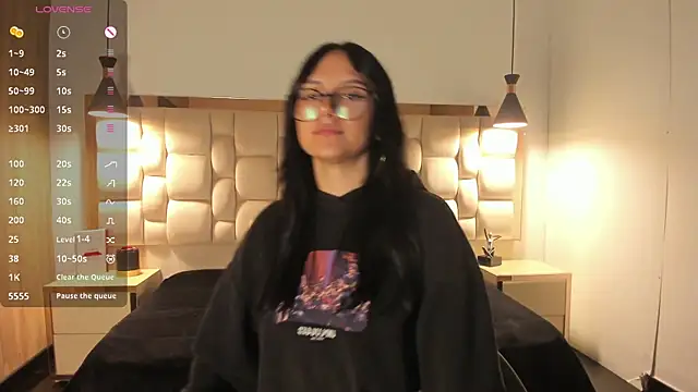 NiccolleHall online show from February 4, 2026, 12:55 pm