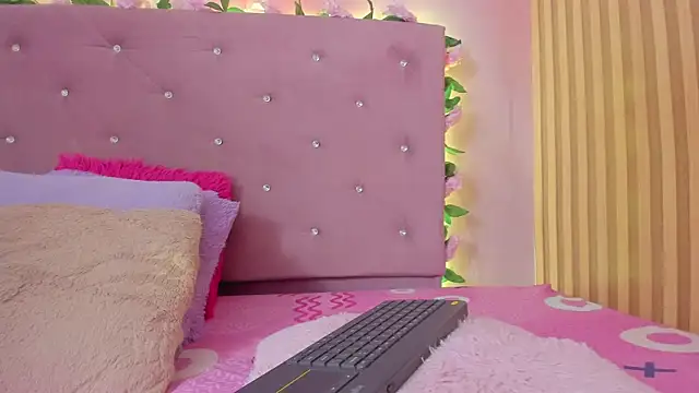 Snapshot of lovely__kiss__ chatting on June 8, 2026, 6:19 pm lovely kiss online show from June 8, 2026, 6:19 pm