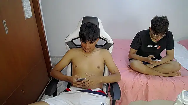 Snapshot of Maxwell_boys chatting on March 4, 2026, 3:47 am Maxwell boys online show from March 4, 2026, 3:47 am