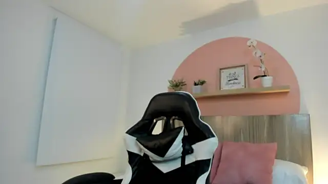 Snapshot of ivette_swan chatting on May 25, 2026, 7:56 pm ivette swan online show from May 25, 2026, 7:56 pm