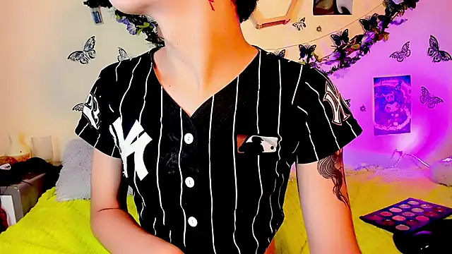 Miss-Saraii online show from April 13, 2026, 2:43 pm