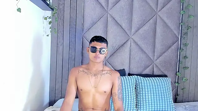 AndrewKenoxx  online show from March 12, 2026, 7:29 pm