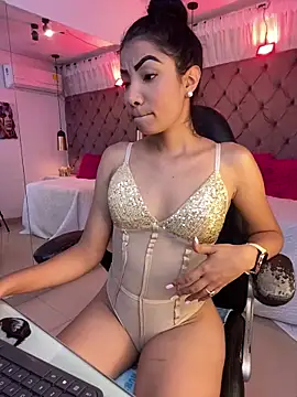 Snapshot of Auri__ chatting on June 10, 2026, 7:37 pm Auri online show from June 10, 2026, 7:37 pm