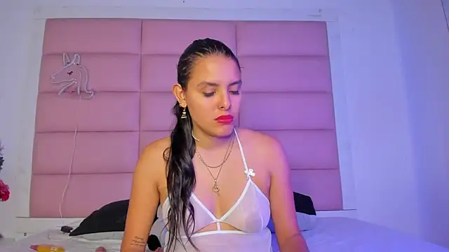 Catalinna 03 online show from April 17, 2026, 12:41 pm