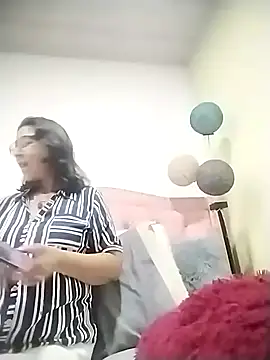 Snapshot of RosseLaure chatting on February 3, 2026, 1:38 am RosseLaure online show from February 3, 2026, 1:38 am