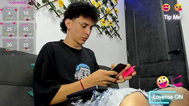 Snapshot of Maxxx_bigcockx chatting on February 19, 2026, 3:03 am Maxxx bigcockx online show from February 19, 2026, 3:03 am