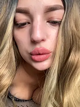 Snapshot of SashaPri chatting on February 9, 2026, 12:03 pm SashaPri online show from February 9, 2026, 12:03 pm