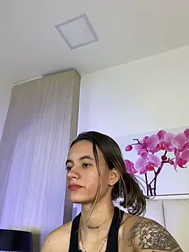 JuliaColemann online show from June 3, 2026, 2:33 pm