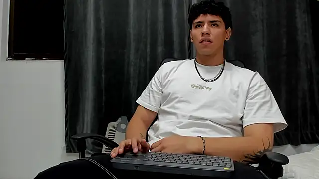 Snapshot of Tobias_Vega chatting on March 1, 2026, 9:20 am Tobias Vega online show from March 1, 2026, 9:20 am