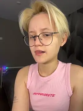 LuunaDorean online show from February 13, 2026, 7:25 pm