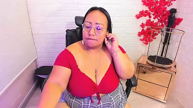 Snapshot of Shara_Oz chatting on May 12, 2026, 12:55 pm Shara Oz online show from May 12, 2026, 12:55 pm