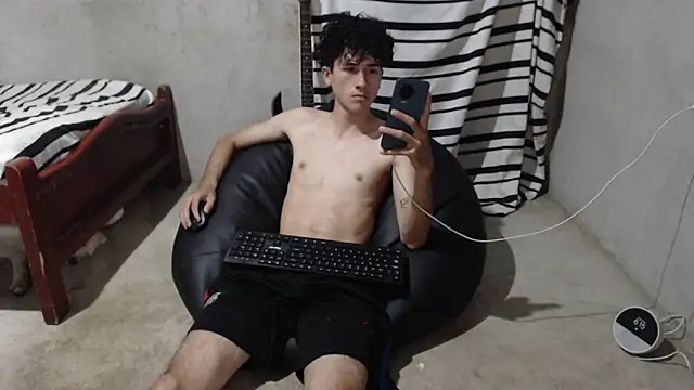 Snapshot of Johnny_cagee_ chatting on May 31, 2026, 11:16 pm Johnny cagee online show from May 31, 2026, 11:16 pm