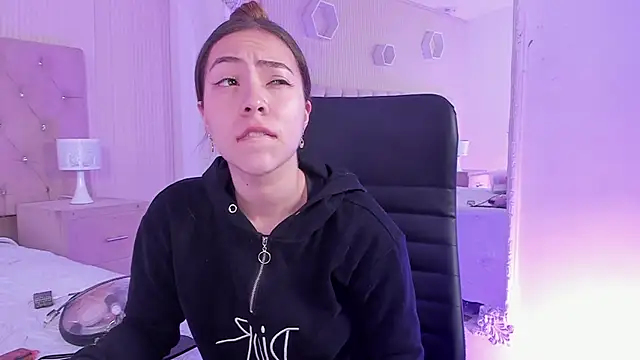 lizzyrossie online show from February 6, 2026, 2:13 pm