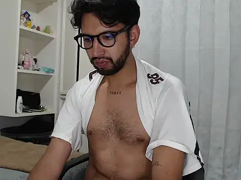 Snapshot of thomass1018 chatting on April 14, 2026, 2:38 am thomass1018 online show from April 14, 2026, 2:38 am