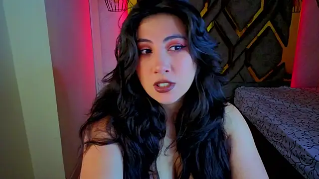 Snapshot of Luvienne chatting on March 3, 2026, 7:43 pm Luvienne online show from March 3, 2026, 7:43 pm