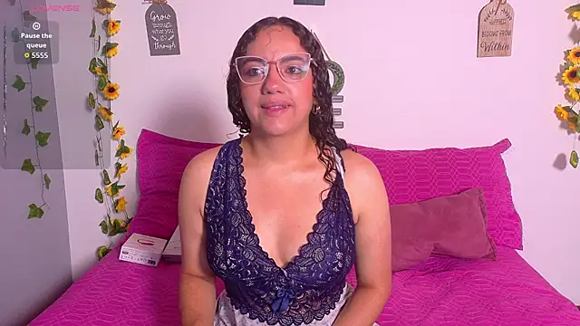Snapshot of emiily_curly chatting on July 20, 2026, 10:22 am emiily curly online show from July 20, 2026, 10:22 am