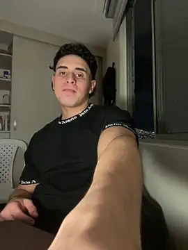 Snapshot of Maximuz1920 chatting on February 6, 2026, 12:28 am Maximuz1920 online show from February 6, 2026, 12:28 am