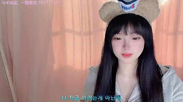 LovelyXiaoYi online show from February 20, 2026, 1:02 am