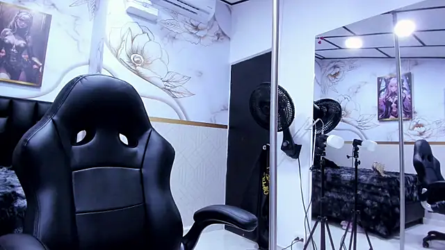 alicee  mature online show from April 10, 2026, 9:22 pm