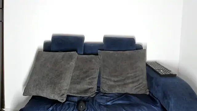 eliclasss online show from April 3, 2026, 2:07 am