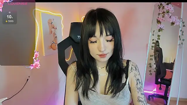 AliceeinWonderlanddd online show from April 21, 2026, 2:47 am