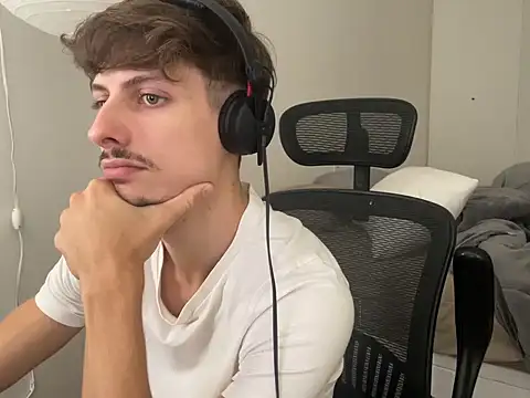 vitoraugustoxxx online show from February 9, 2026, 2:48 pm