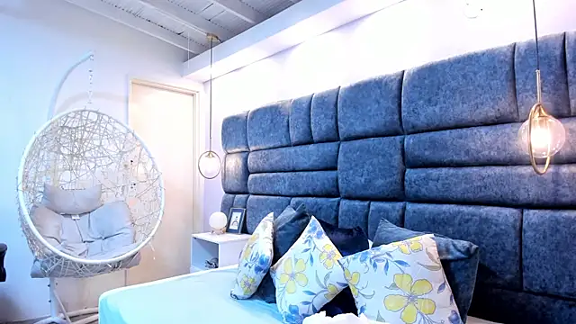 crystalstonee online show from March 31, 2026, 8:11 pm