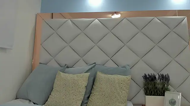 crystalstonee online show from April 13, 2026, 10:25 pm