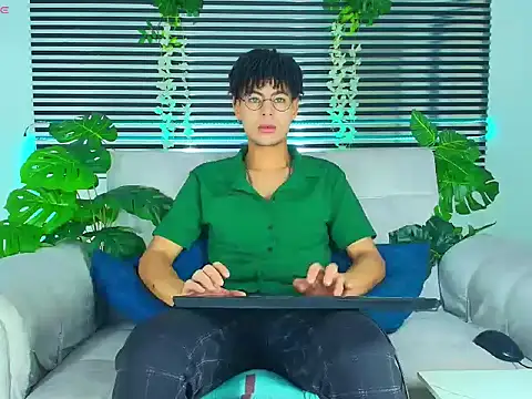 ThiiagoSaeenz online show from April 13, 2026, 3:38 pm