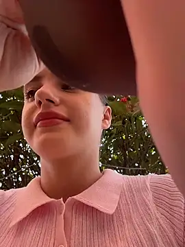 MiaTee online show from April 5, 2026, 1:56 am