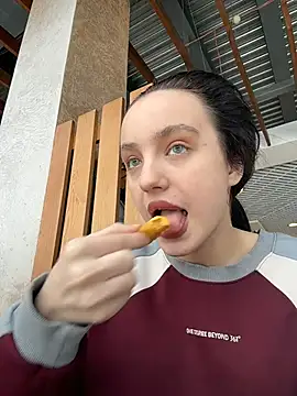 MiaTee online show from February 8, 2026, 4:10 am