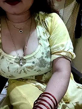 Snapshot of PARI51 chatting on June 6, 2026, 7:52 pm PARI51 online show from June 6, 2026, 7:52 pm