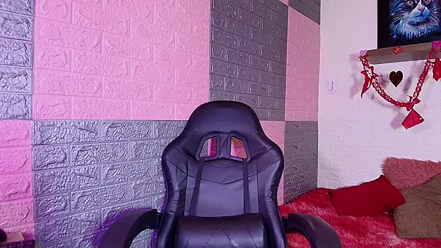 alanna Love02 online show from February 19, 2026, 8:06 pm