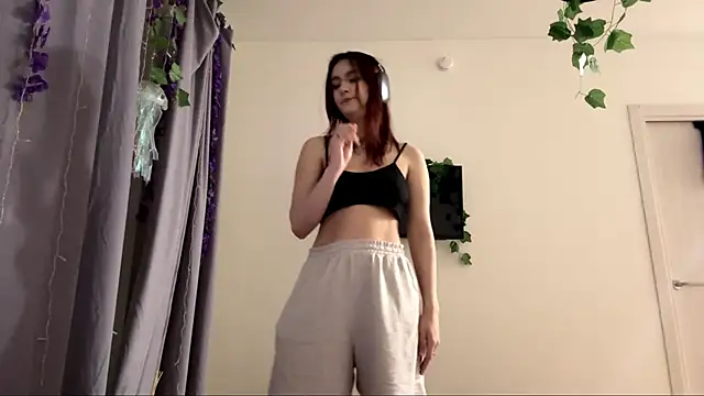 Snapshot of LunaMacky chatting on February 21, 2026, 12:12 am LunaMacky online show from February 21, 2026, 12:12 am