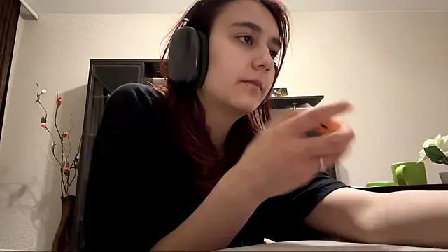 Snapshot of LunaMacky chatting on February 13, 2026, 12:21 am LunaMacky online show from February 13, 2026, 12:21 am